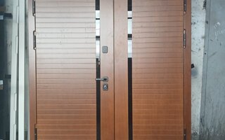 двустворчатая дверь с верхней вставкой и отделкой МДФ